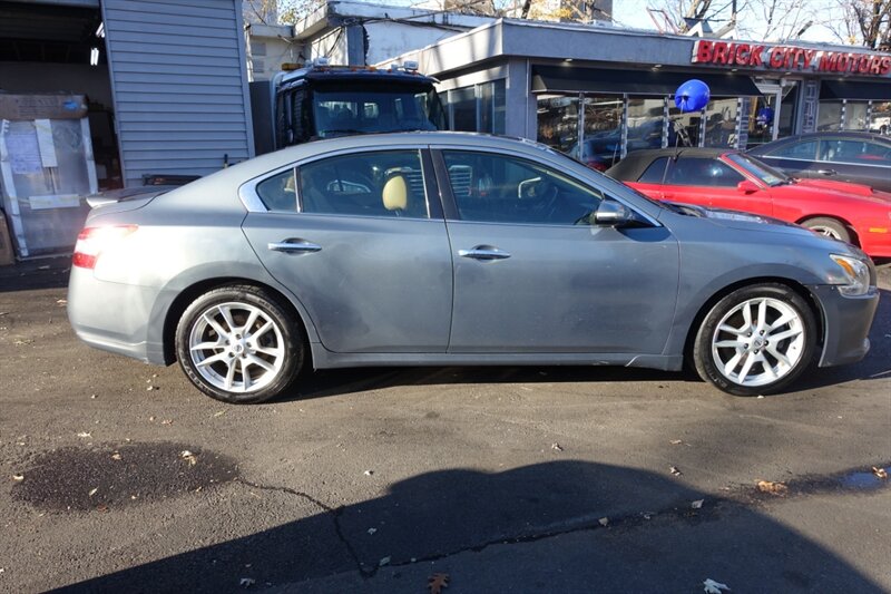 2010 Nissan Maxima SV photo 4