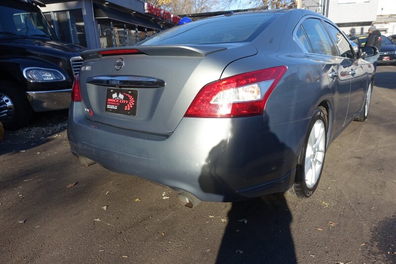 2010 Nissan Maxima SV photo 5