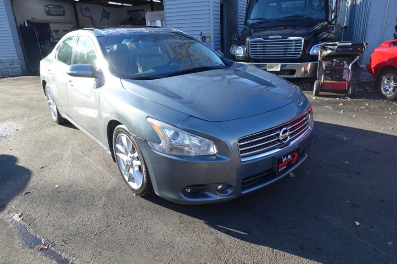 2010 Nissan Maxima SV photo 3