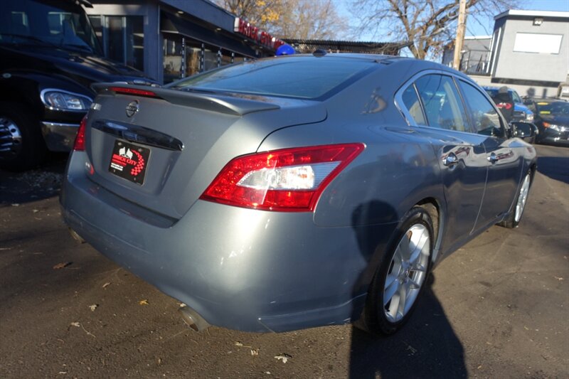 2010 Nissan Maxima SV photo 8