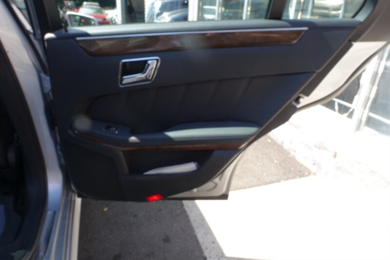 2010 Mercedes Benz E 350 photo 17