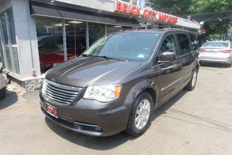 2015 Chrysler Town & Country Touring's photo