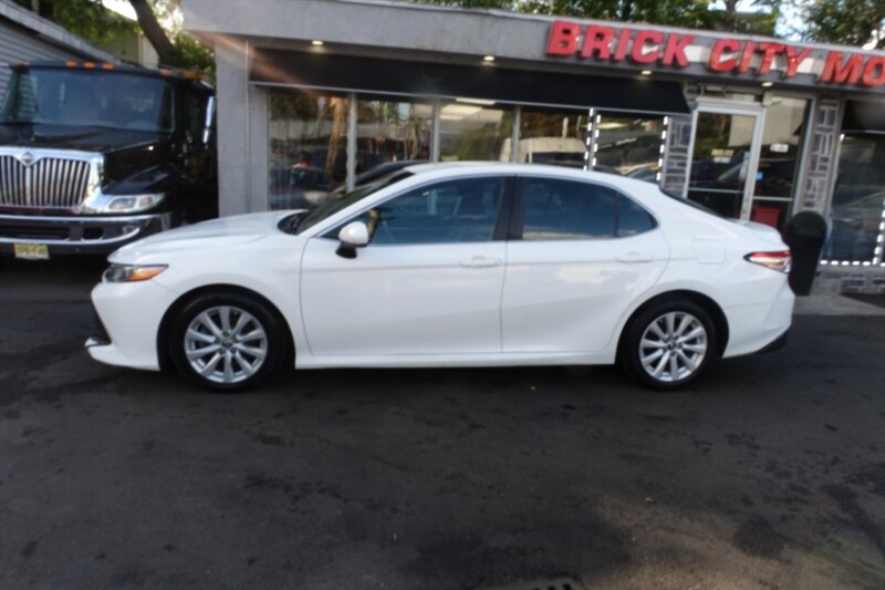 2018 Toyota Camry LE photo 3