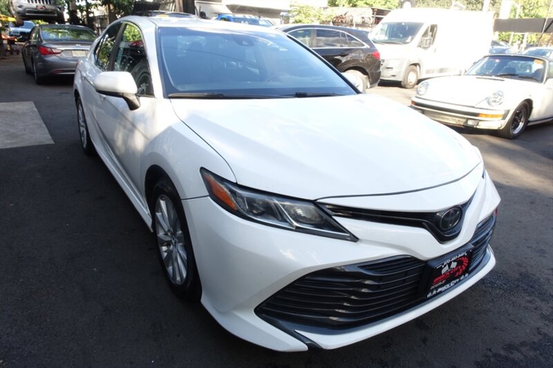 2018 Toyota Camry LE photo 2