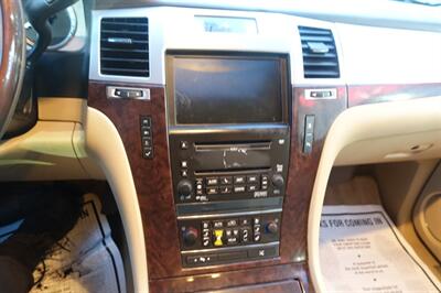 2010 Cadillac Escalade   - Photo 21 - Newark, NJ 07104