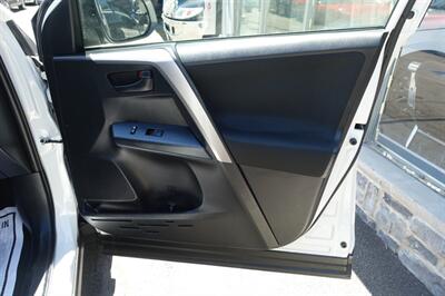 2017 Toyota RAV4 LE   - Photo 15 - Newark, NJ 07104