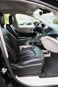 2023 Chrysler Pacifica Touring L - Photo 20 - Strasburg, PA 17579