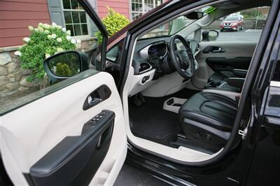 2023 Chrysler Pacifica Touring L - Photo 8 - Strasburg, PA 17579