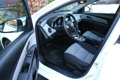 2016 Chevrolet Cruze Limited LS Auto   - Photo 8 - Strasburg, PA 17579