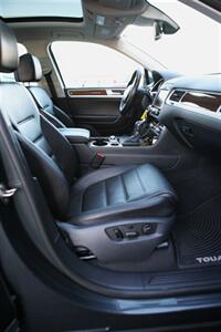 2016 Volkswagen Touareg TDI Lux AWD   - Photo 21 - Strasburg, PA 17579