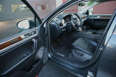 2016 Volkswagen Touareg TDI Lux AWD   - Photo 9 - Strasburg, PA 17579