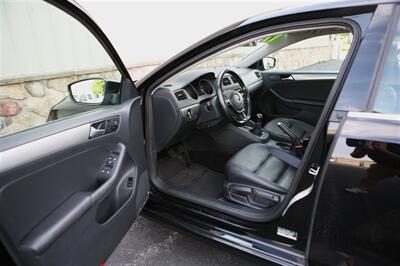 2017 Volkswagen Jetta 1.4T SE 5-Speed Manual - Photo 8 - Strasburg, PA 17579