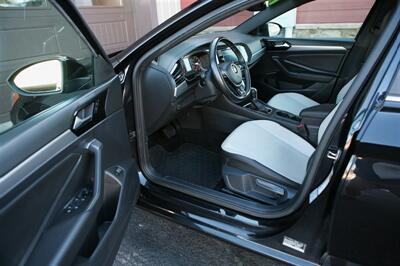 2019 Volkswagen Jetta R-Line   - Photo 8 - Strasburg, PA 17579