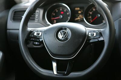 2015 Volkswagen Jetta S w/tech 5-Speed Manual   - Photo 17 - Strasburg, PA 17579