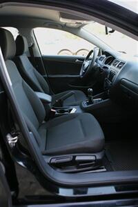 2015 Volkswagen Jetta S w/tech 5-Speed Manual   - Photo 15 - Strasburg, PA 17579