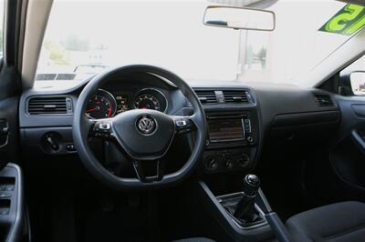 2015 Volkswagen Jetta S w/tech 5-Speed Manual   - Photo 11 - Strasburg, PA 17579