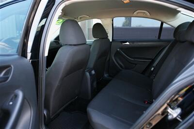 2015 Volkswagen Jetta S w/tech 5-Speed Manual   - Photo 12 - Strasburg, PA 17579