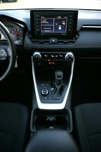 2021 Toyota RAV4 Hybrid LE AWD   - Photo 18 - Strasburg, PA 17579