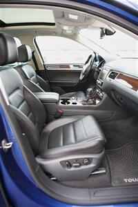 2016 Volkswagen Touareg TDI Lux AWD   - Photo 20 - Strasburg, PA 17579
