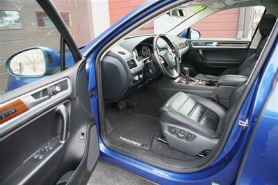 2016 Volkswagen Touareg TDI Lux AWD   - Photo 8 - Strasburg, PA 17579