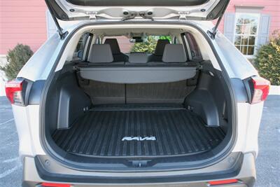 2020 Toyota RAV4 LE - Photo 12 - Strasburg, PA 17579