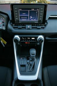 2020 Toyota RAV4 LE - Photo 18 - Strasburg, PA 17579