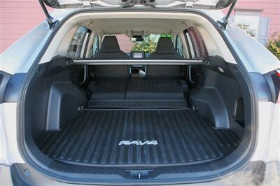 2020 Toyota RAV4 LE - Photo 13 - Strasburg, PA 17579