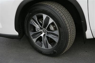 2022 Toyota Highlander XLE - Photo 3 - Strasburg, PA 17579