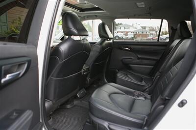 2022 Toyota Highlander XLE - Photo 12 - Strasburg, PA 17579