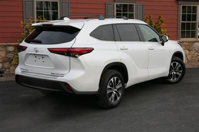 2022 Toyota Highlander XLE - Photo 5 - Strasburg, PA 17579