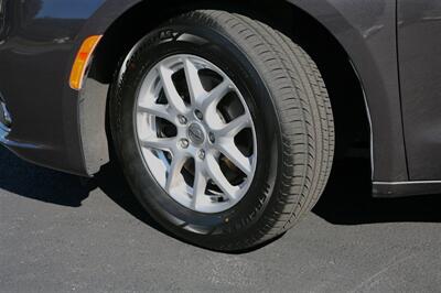 2023 Chrysler Pacifica Touring L   - Photo 3 - Strasburg, PA 17579