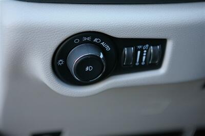 2023 Chrysler Pacifica Touring L   - Photo 12 - Strasburg, PA 17579