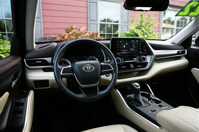 2022 Toyota Highlander Hybrid XLE   - Photo 12 - Strasburg, PA 17579