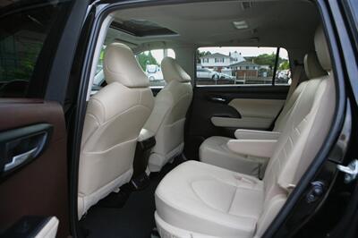 2022 Toyota Highlander Hybrid XLE   - Photo 13 - Strasburg, PA 17579