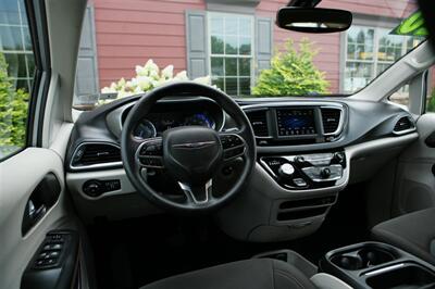 2020 Chrysler Pacifica Touring   - Photo 12 - Strasburg, PA 17579