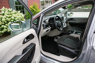 2020 Chrysler Pacifica Touring   - Photo 8 - Strasburg, PA 17579