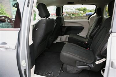 2020 Chrysler Pacifica Touring   - Photo 13 - Strasburg, PA 17579
