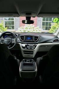 2020 Chrysler Pacifica Touring   - Photo 21 - Strasburg, PA 17579