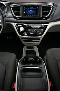2020 Chrysler Pacifica Touring   - Photo 23 - Strasburg, PA 17579
