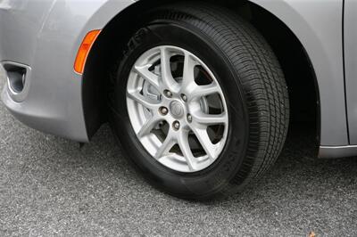 2020 Chrysler Pacifica Touring   - Photo 3 - Strasburg, PA 17579