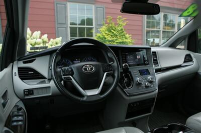 2018 Toyota Sienna XLE 8-Passenger   - Photo 12 - Strasburg, PA 17579