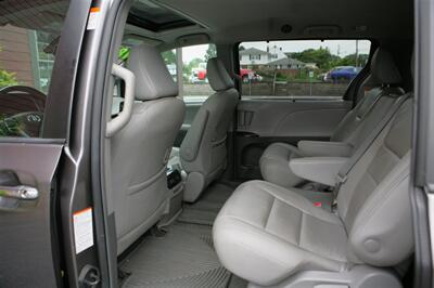 2018 Toyota Sienna XLE 8-Passenger   - Photo 13 - Strasburg, PA 17579