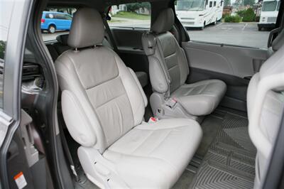 2018 Toyota Sienna XLE 8-Passenger   - Photo 18 - Strasburg, PA 17579
