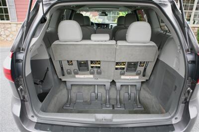 2018 Toyota Sienna XLE 8-Passenger   - Photo 17 - Strasburg, PA 17579