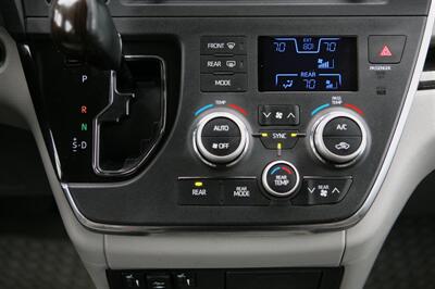 2018 Toyota Sienna XLE 8-Passenger   - Photo 24 - Strasburg, PA 17579