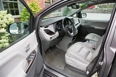 2018 Toyota Sienna XLE 8-Passenger   - Photo 8 - Strasburg, PA 17579