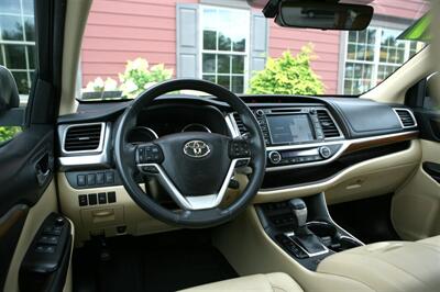 2017 Toyota Highlander Hybrid Limited AWD   - Photo 13 - Strasburg, PA 17579