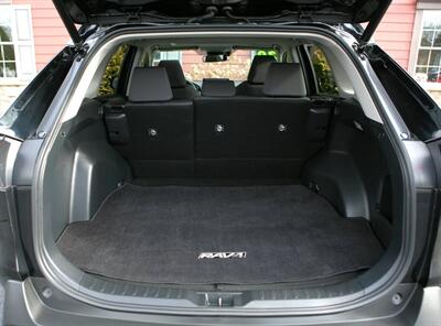2020 Toyota RAV4 Hybrid XLE AWD - Photo 14 - Strasburg, PA 17579