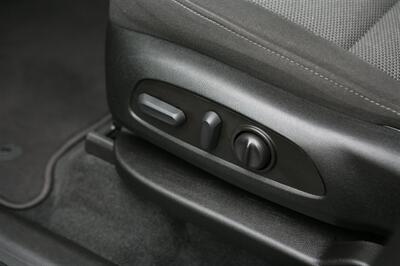2023 Chevrolet Traverse LT AWD - Photo 11 - Strasburg, PA 17579