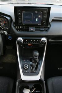 2020 Toyota RAV4 Hybrid XLE   - Photo 20 - Strasburg, PA 17579
